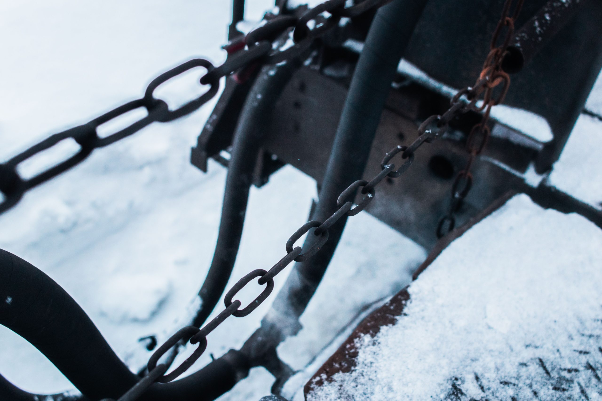 Gros plan chaines metalliques equipement neige