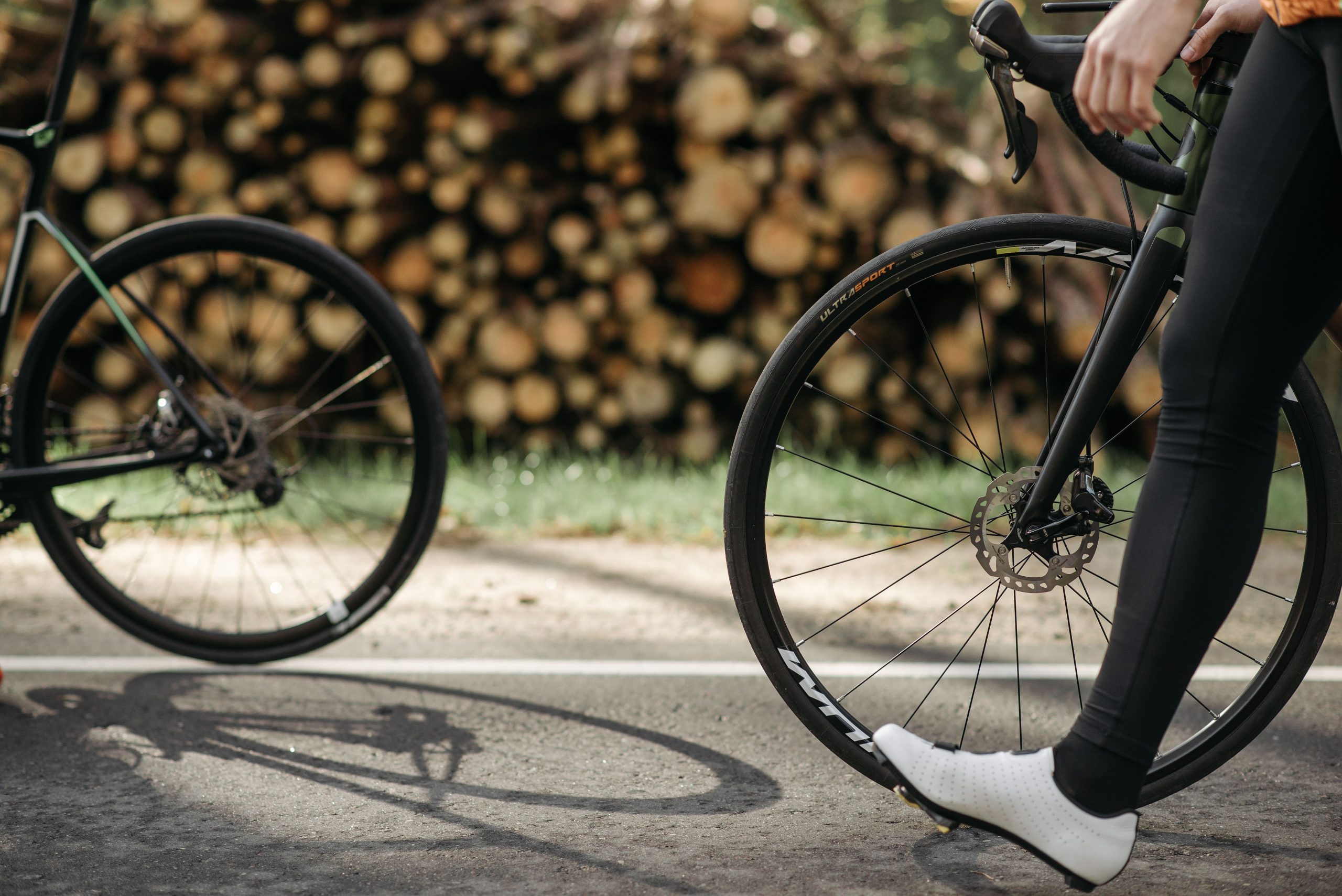 Cyclistes route ensoleillée forêt focus roues vélo