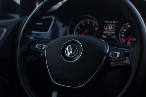Intérieur moderne automobile avec boutons volant