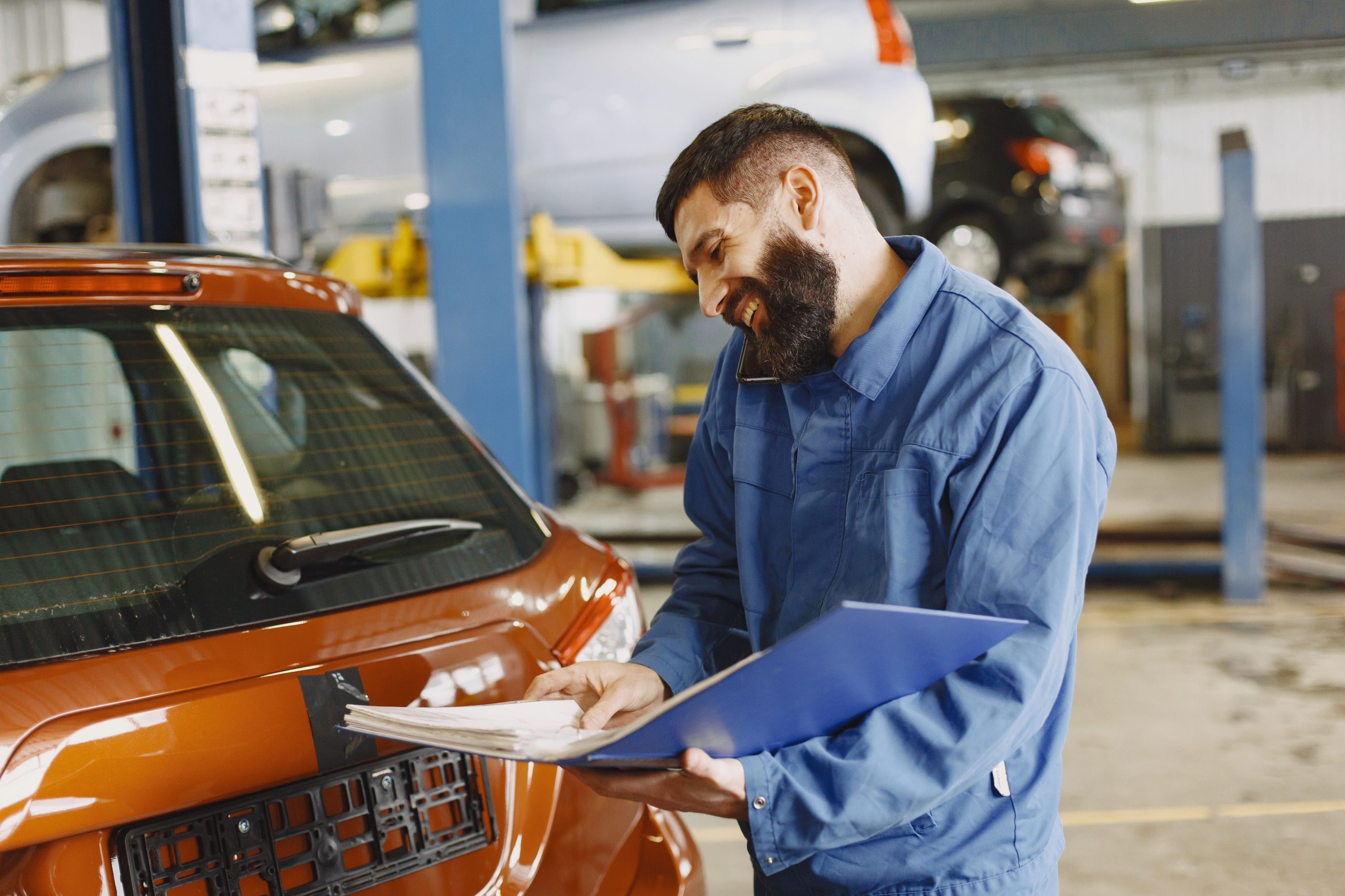 Mécanicien inspectant une voiture en atelier