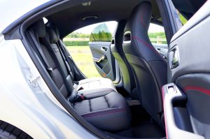 Vue intérieure voiture familiale portes ouvertes