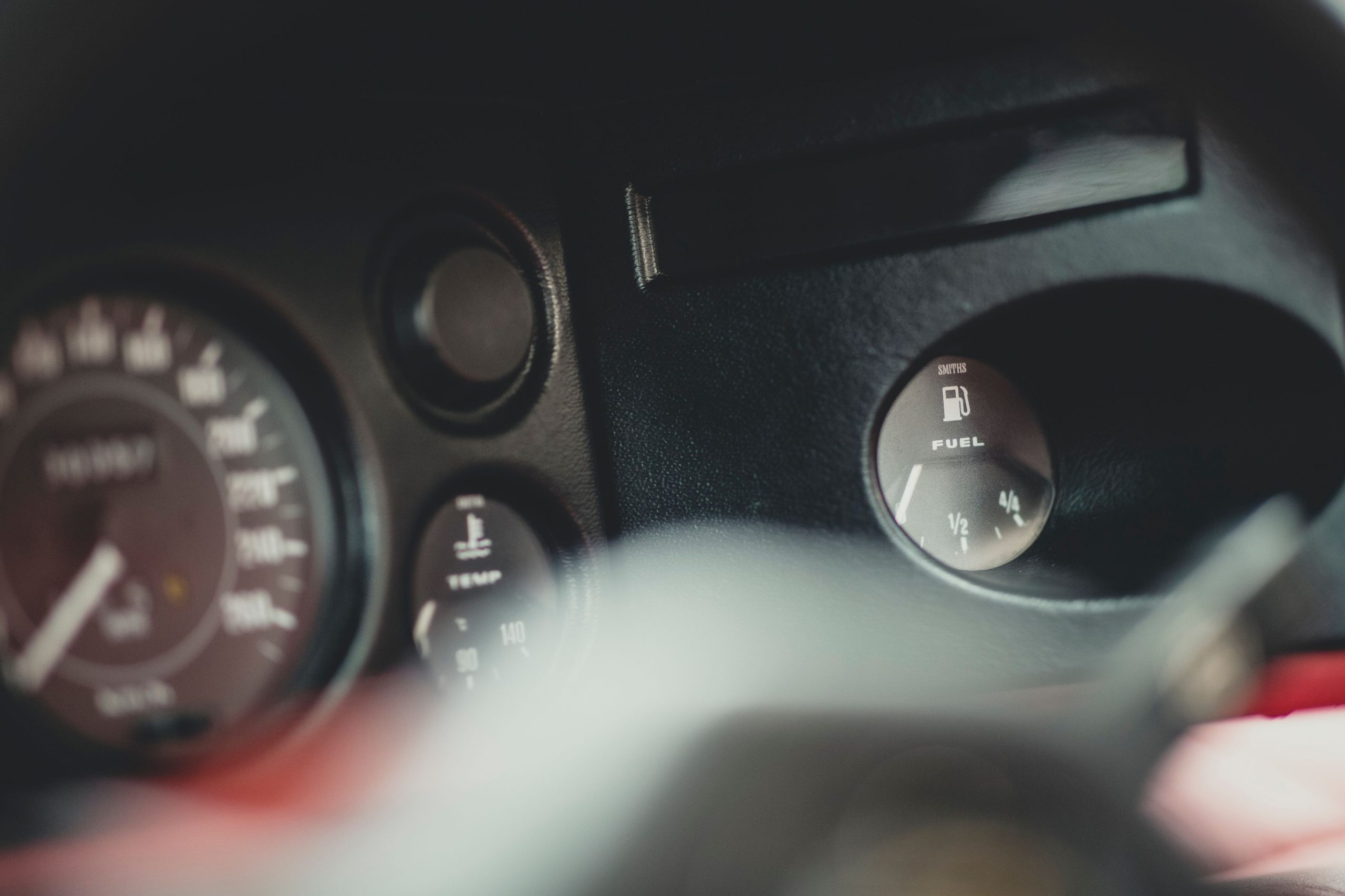 Jauge de carburant et kilométrage d'une voiture vintage