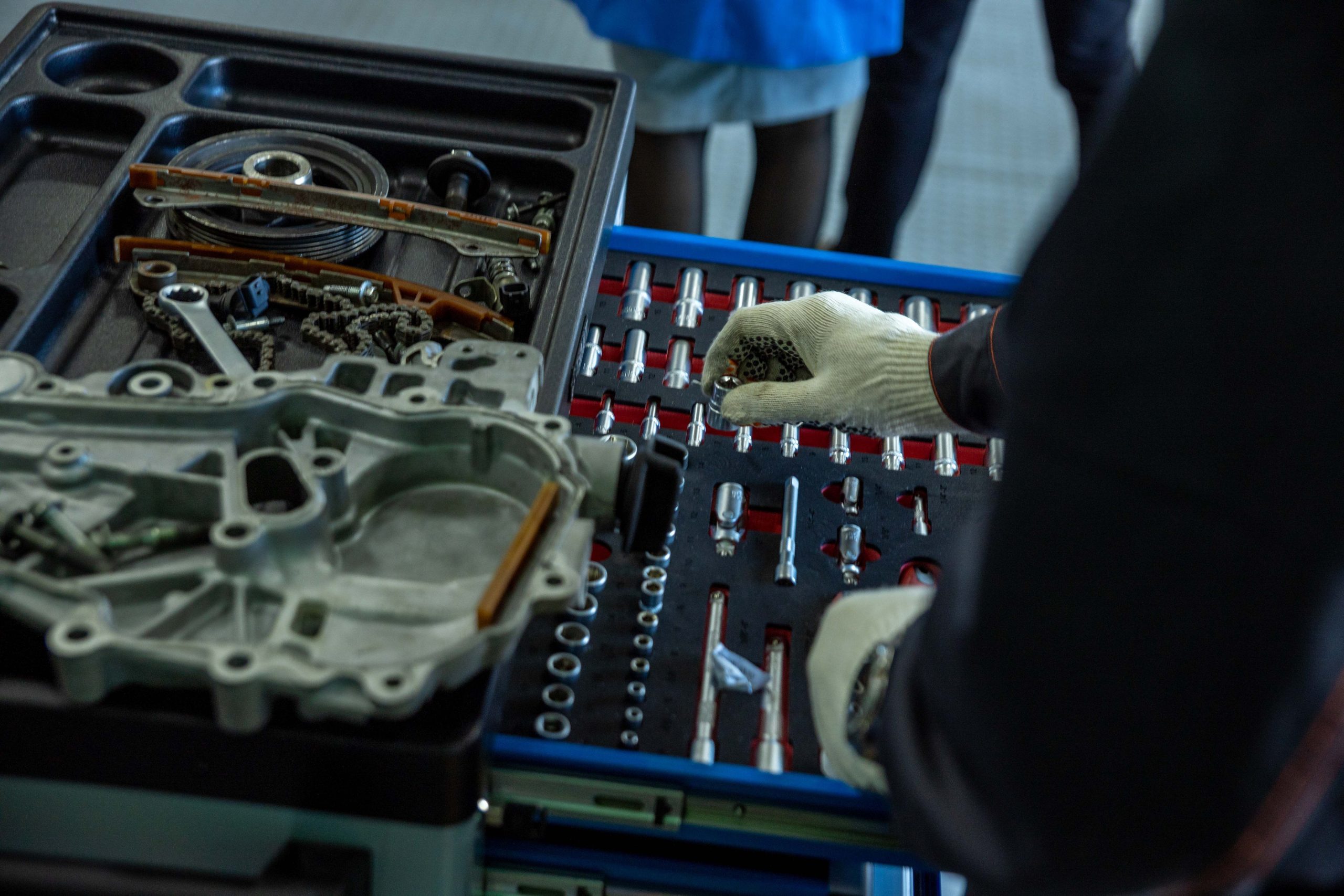 Mécanicien organisant pièces moteur atelier