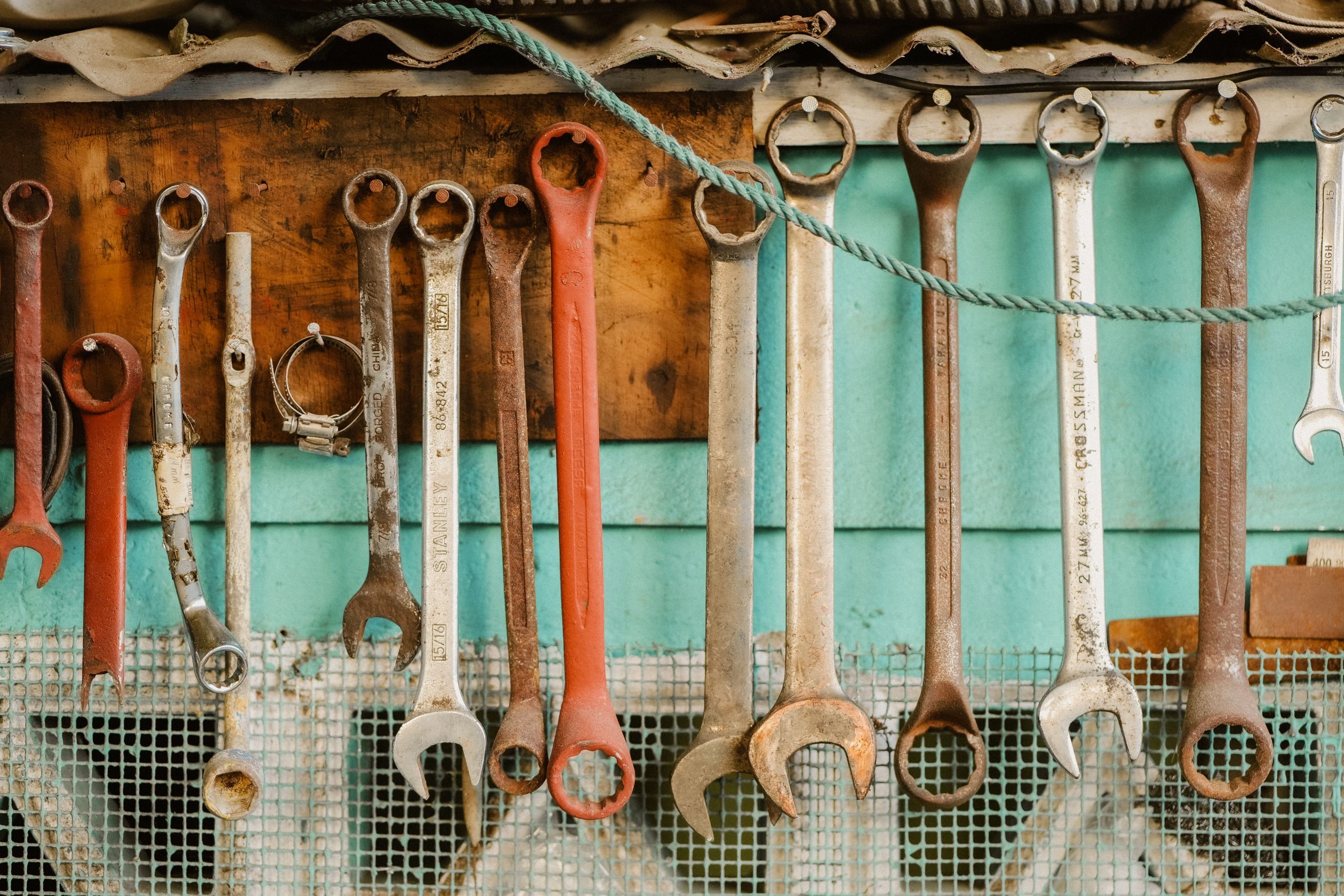 Clés rangées proprement sur mur atelier