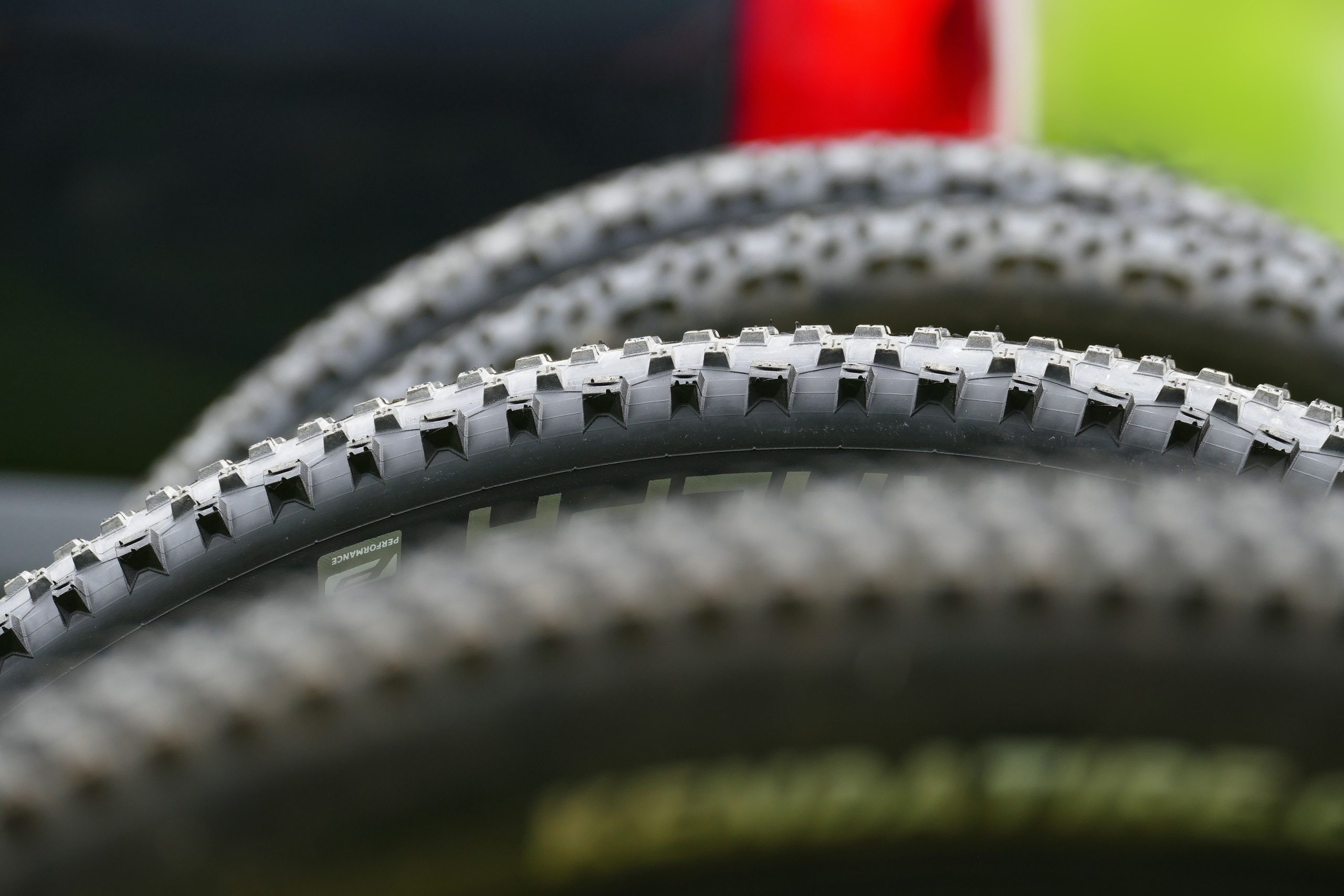 Pneus VTT gros plan motif crampons tout-terrain