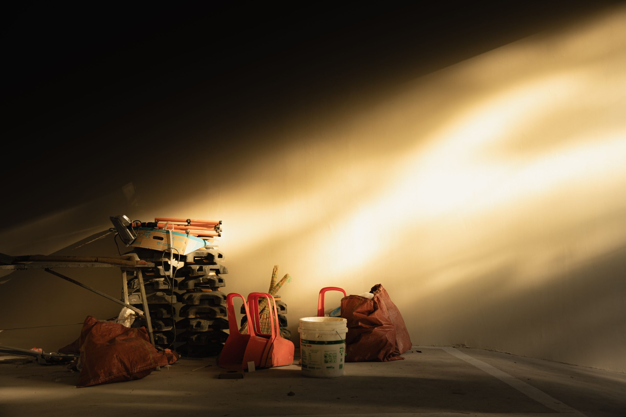 Outils de construction et chaises rouges dans un garage