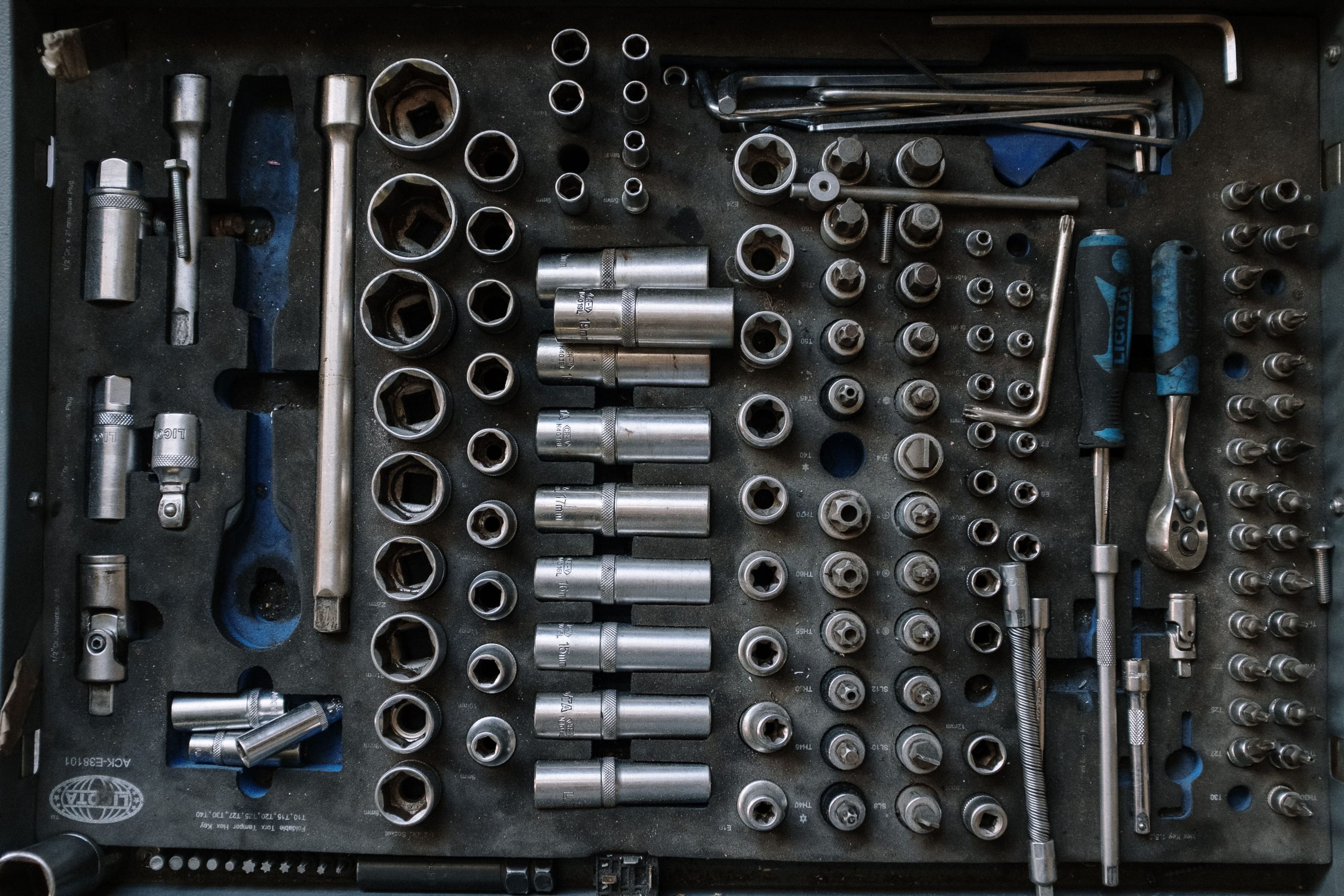 Ensemble d'outils organisés dans atelier mécanique