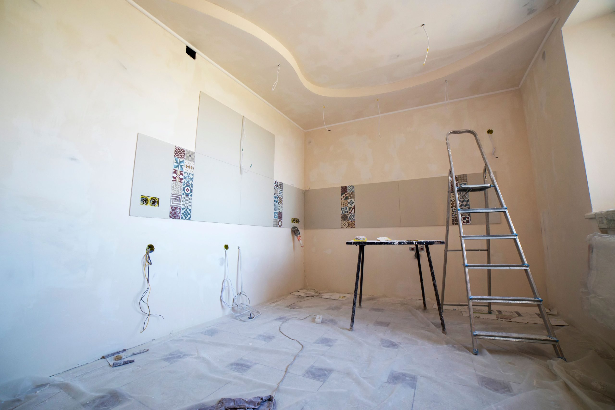 Pièce en rénovation avec peinture carrelage et outils
