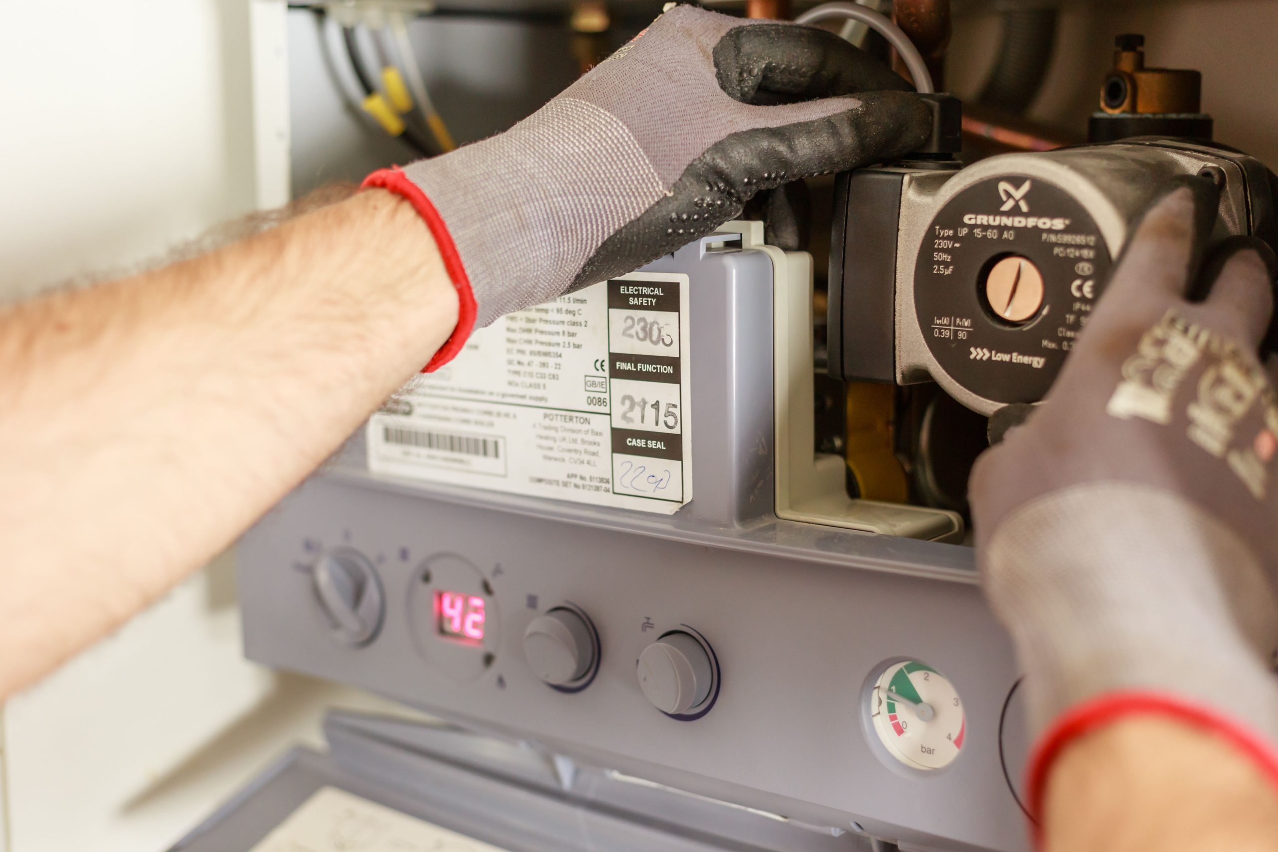 Mains ajustant système chauffage avec précision