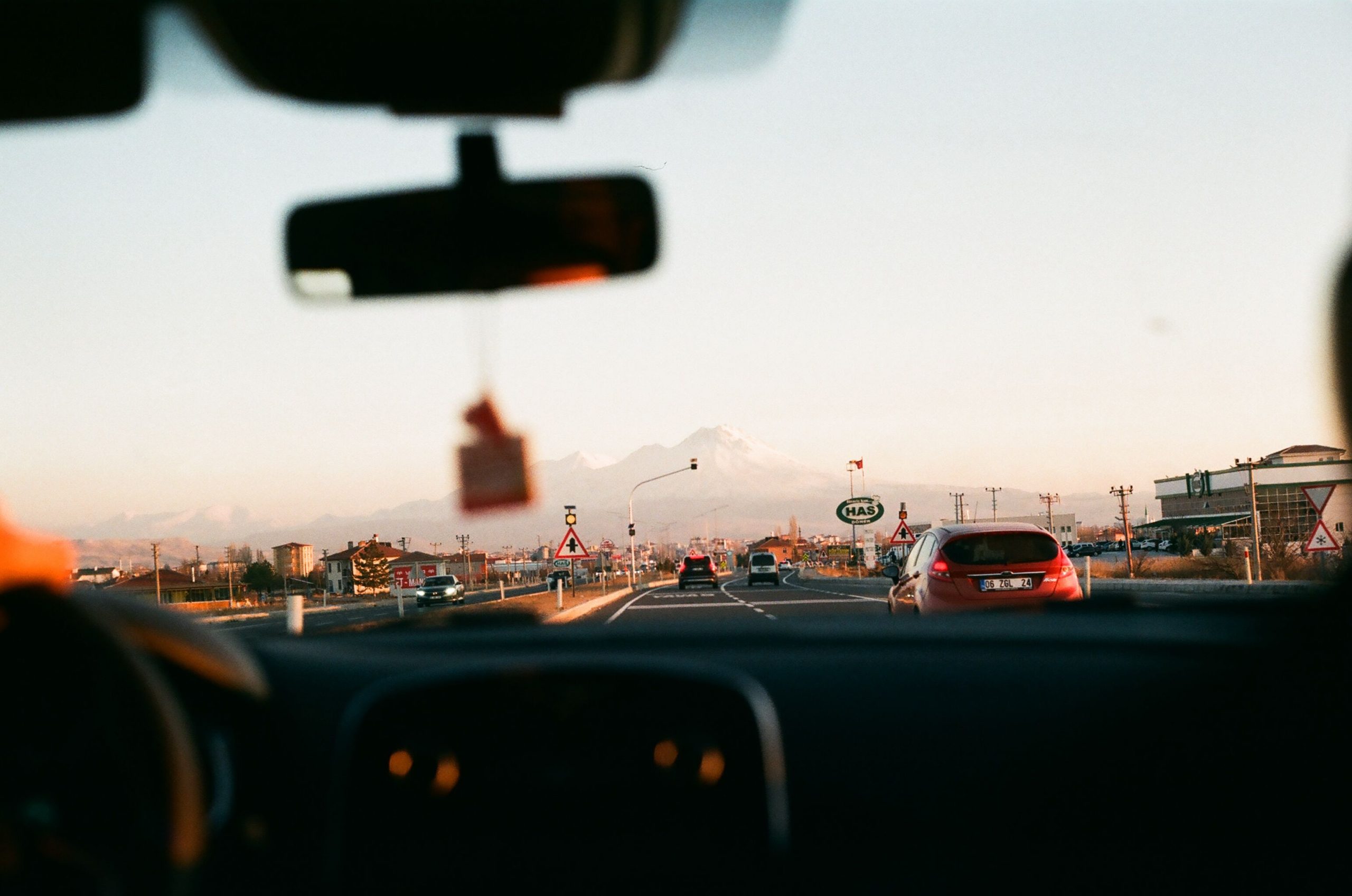 Voiture roulant vers montagnes coucher soleil