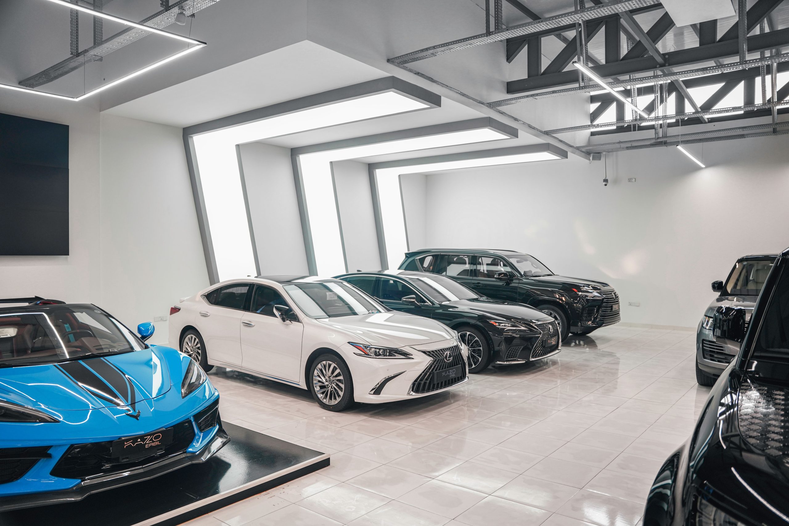 Voitures de luxe dans un garage moderne