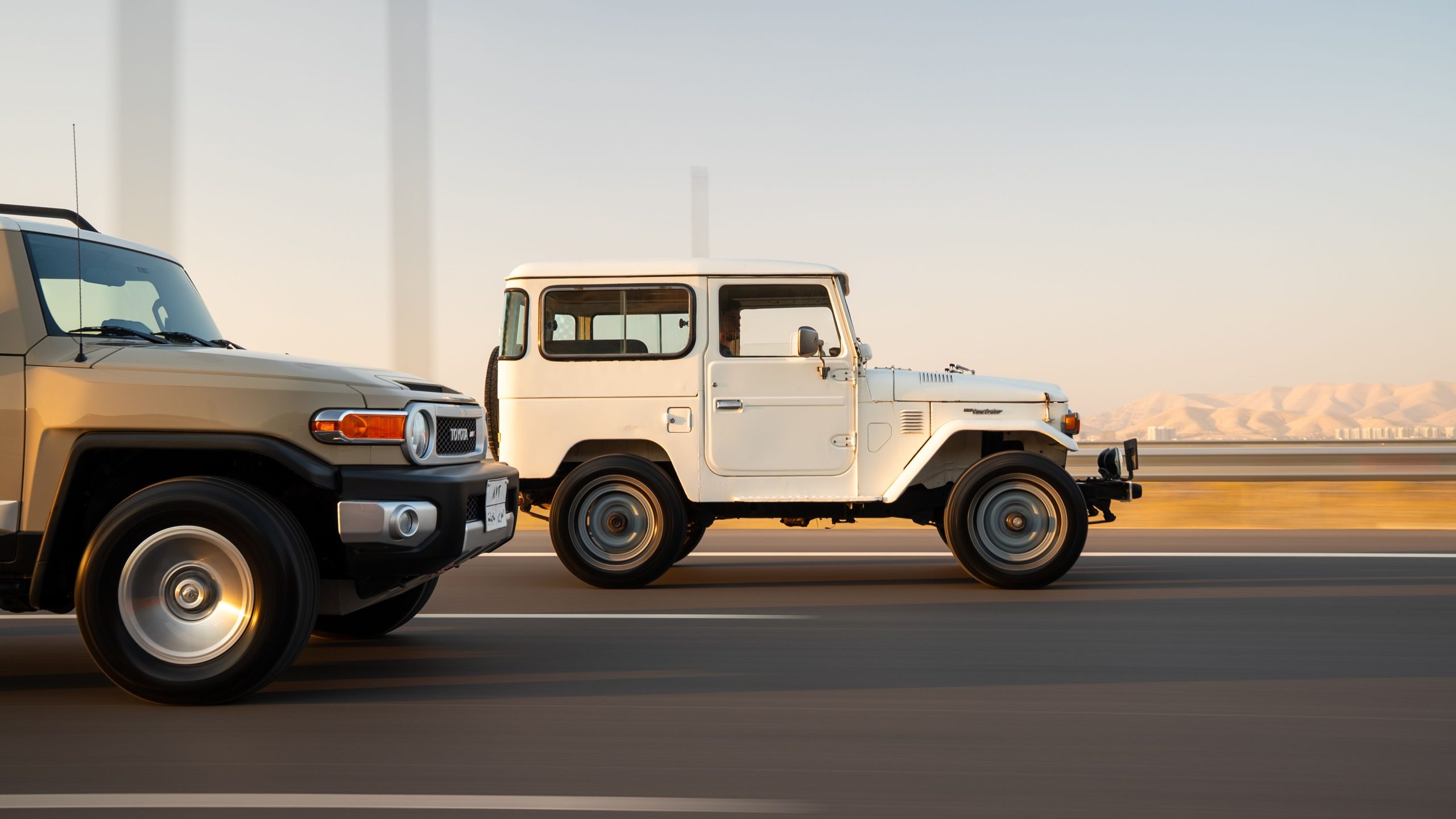 SUV vintage et moderne cote a cote montagne