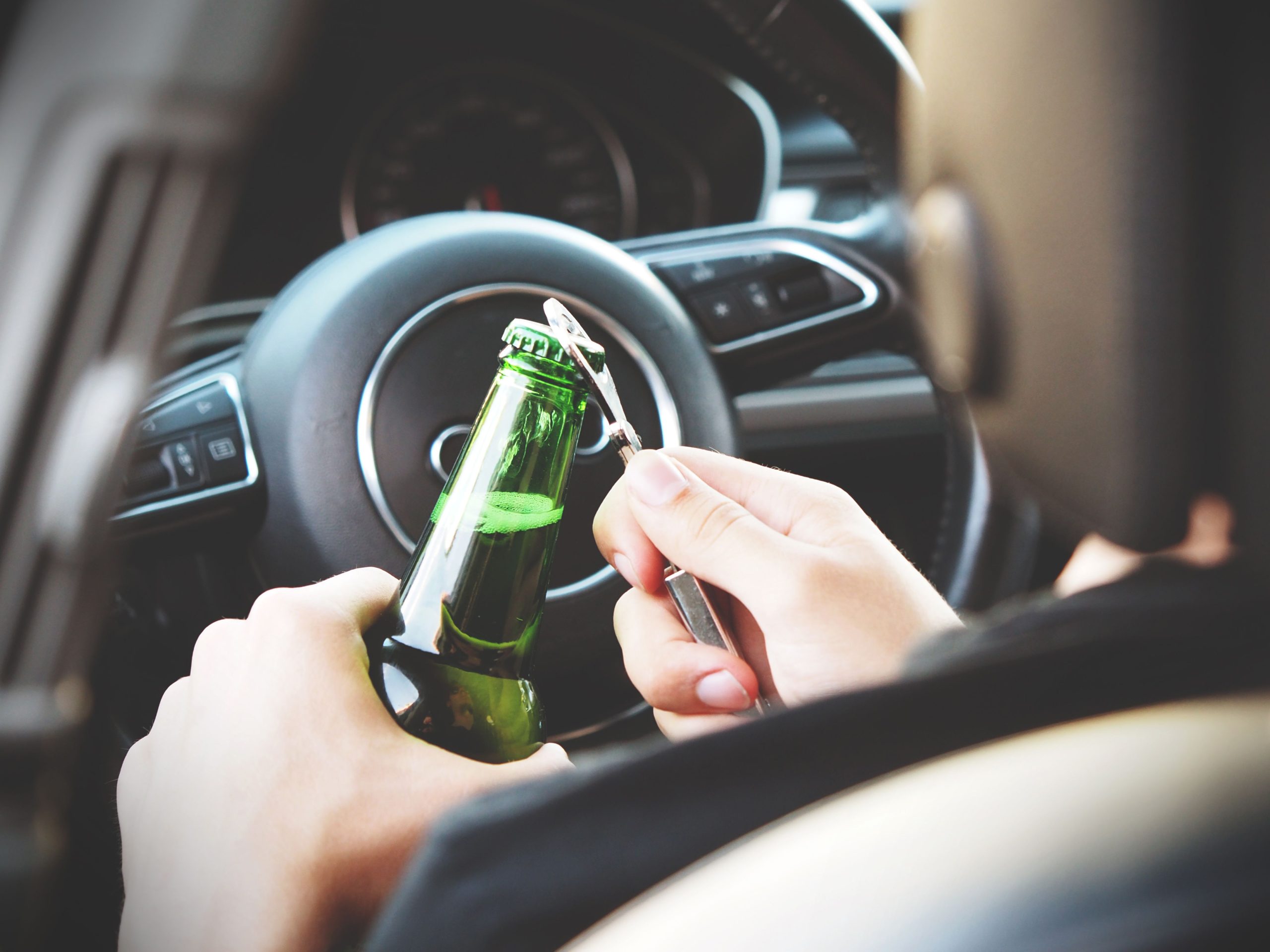 Ouverture d'une biere en voiture danger alcool