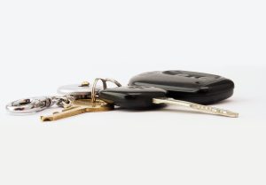 Clés de voiture détaillées sur surface blanche