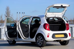 Clio 4 blanche portes ouvertes vue extérieure