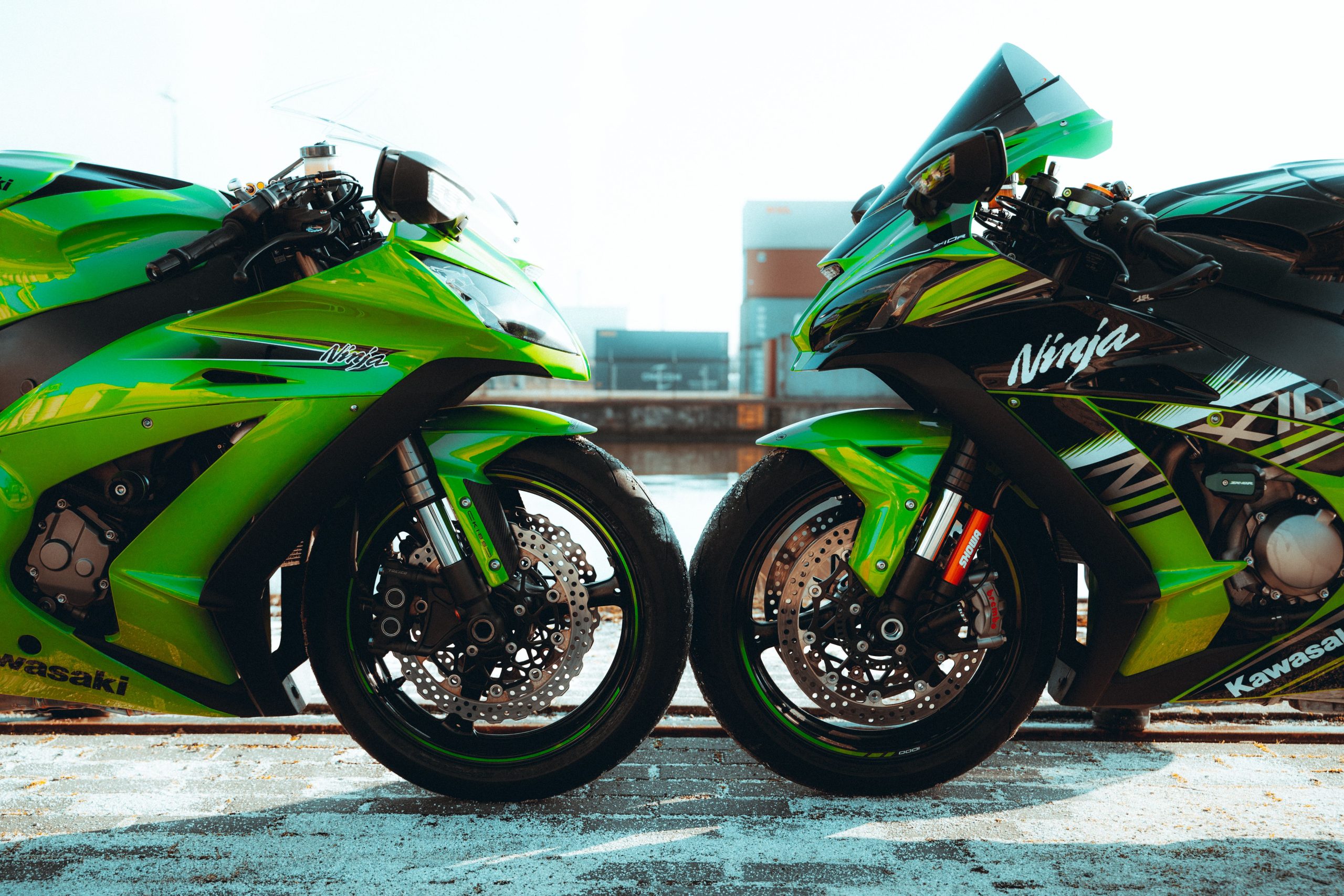 Deux motos Kawasaki Ninja vertes côte à côte