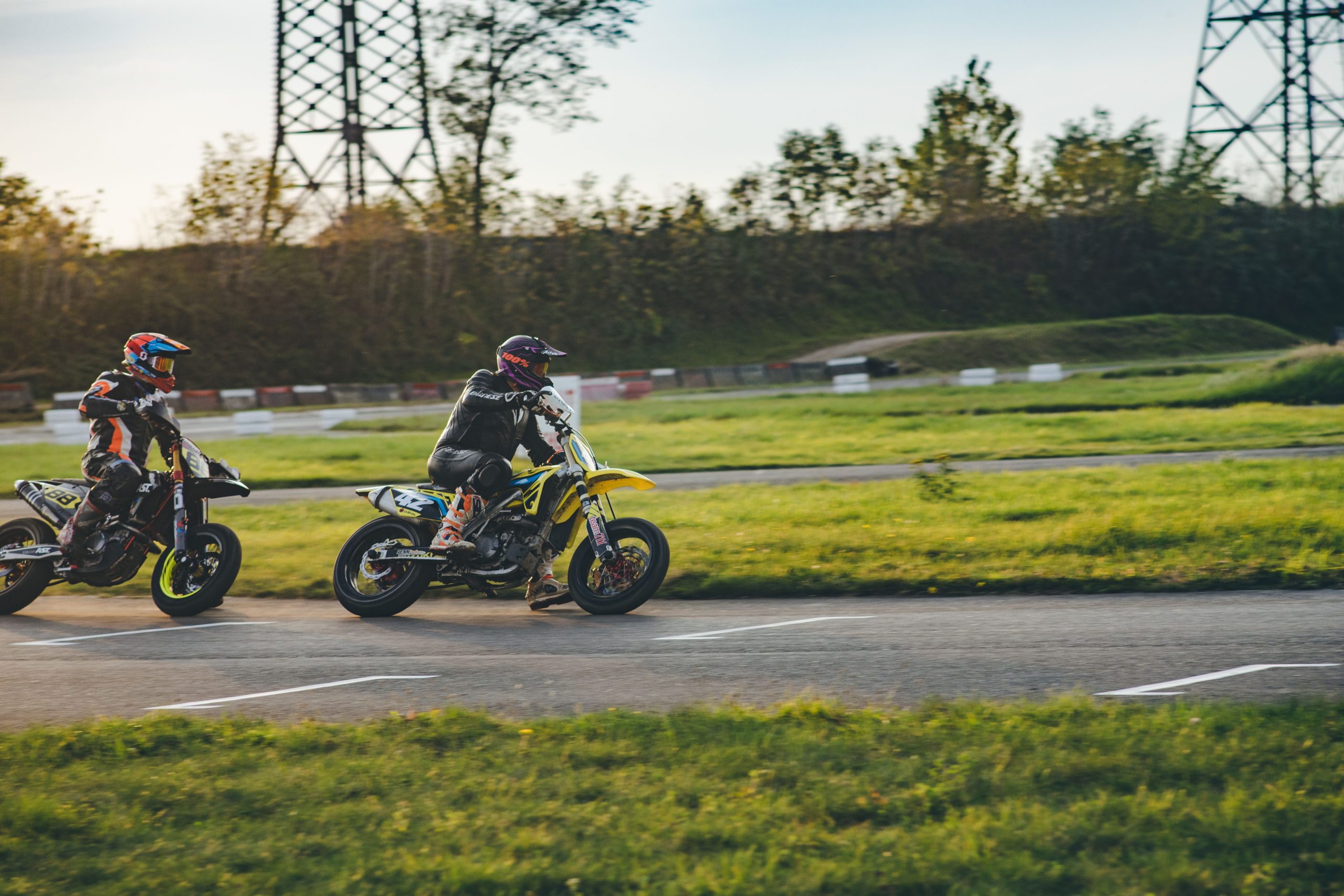 Deux motocyclistes en course action sportive