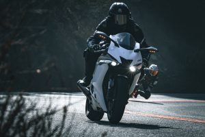 Deux motards en course sur route sinueuse