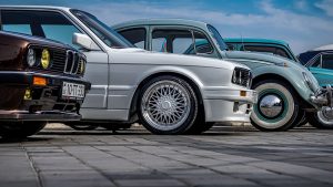Lineup de voitures vintage BMW et Volkswagen Beetle