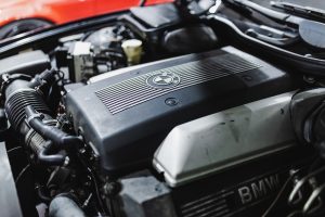 Vue détaillée moteur BMW sous le capot