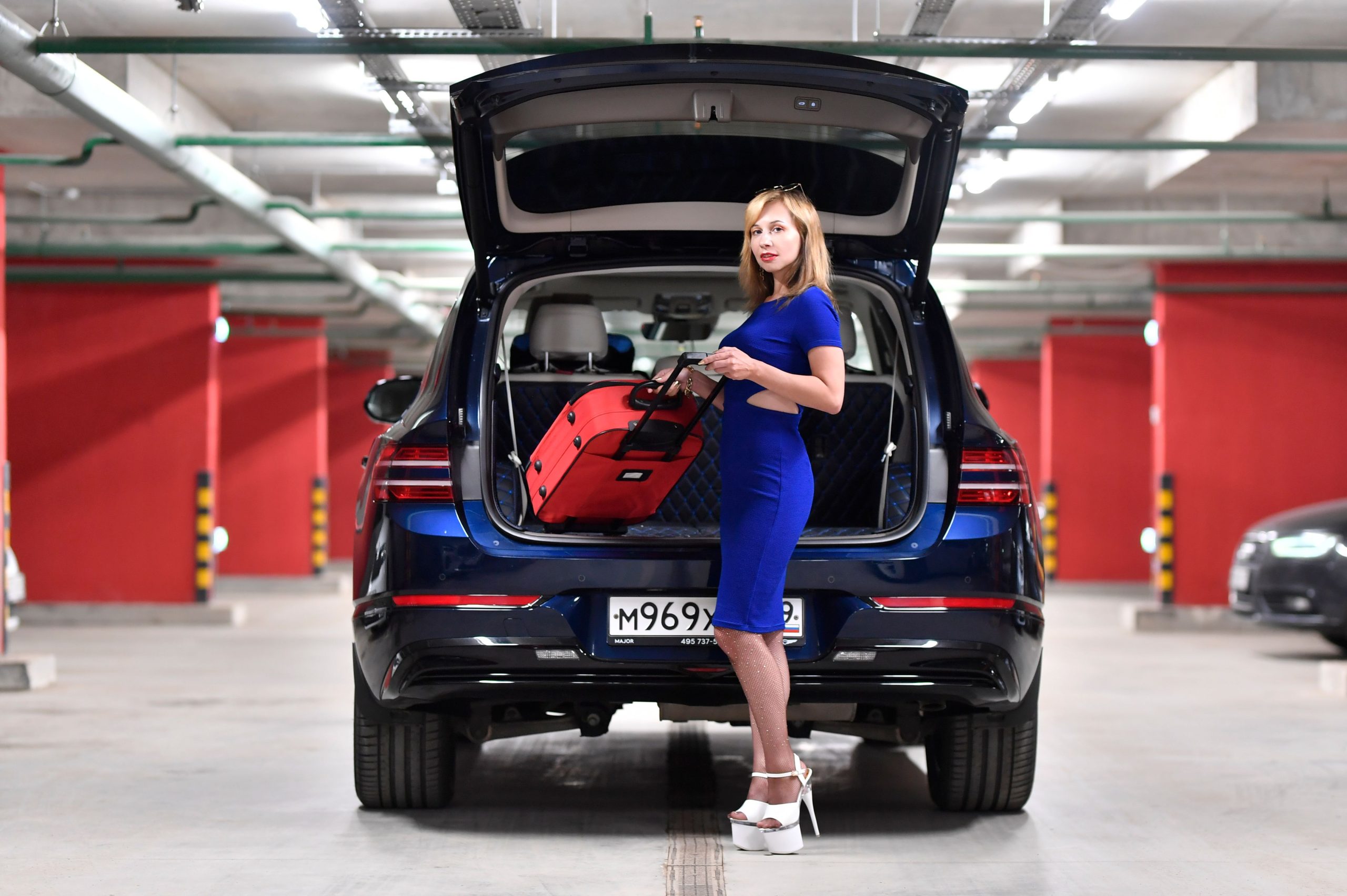 Femme chargeant bagages coffre voiture garage parking