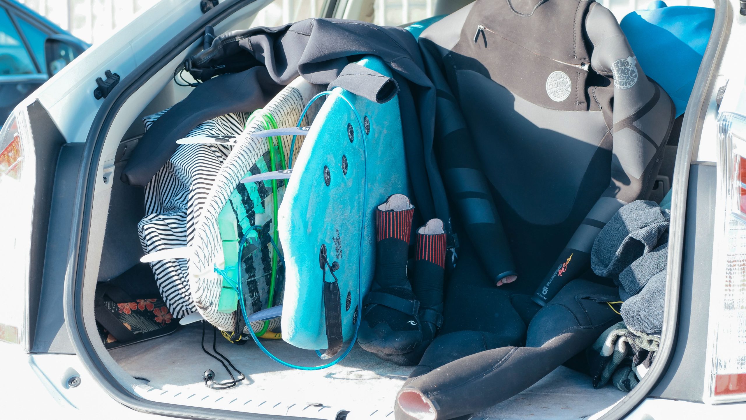 Coffre voiture chargé planches surf prêt plage