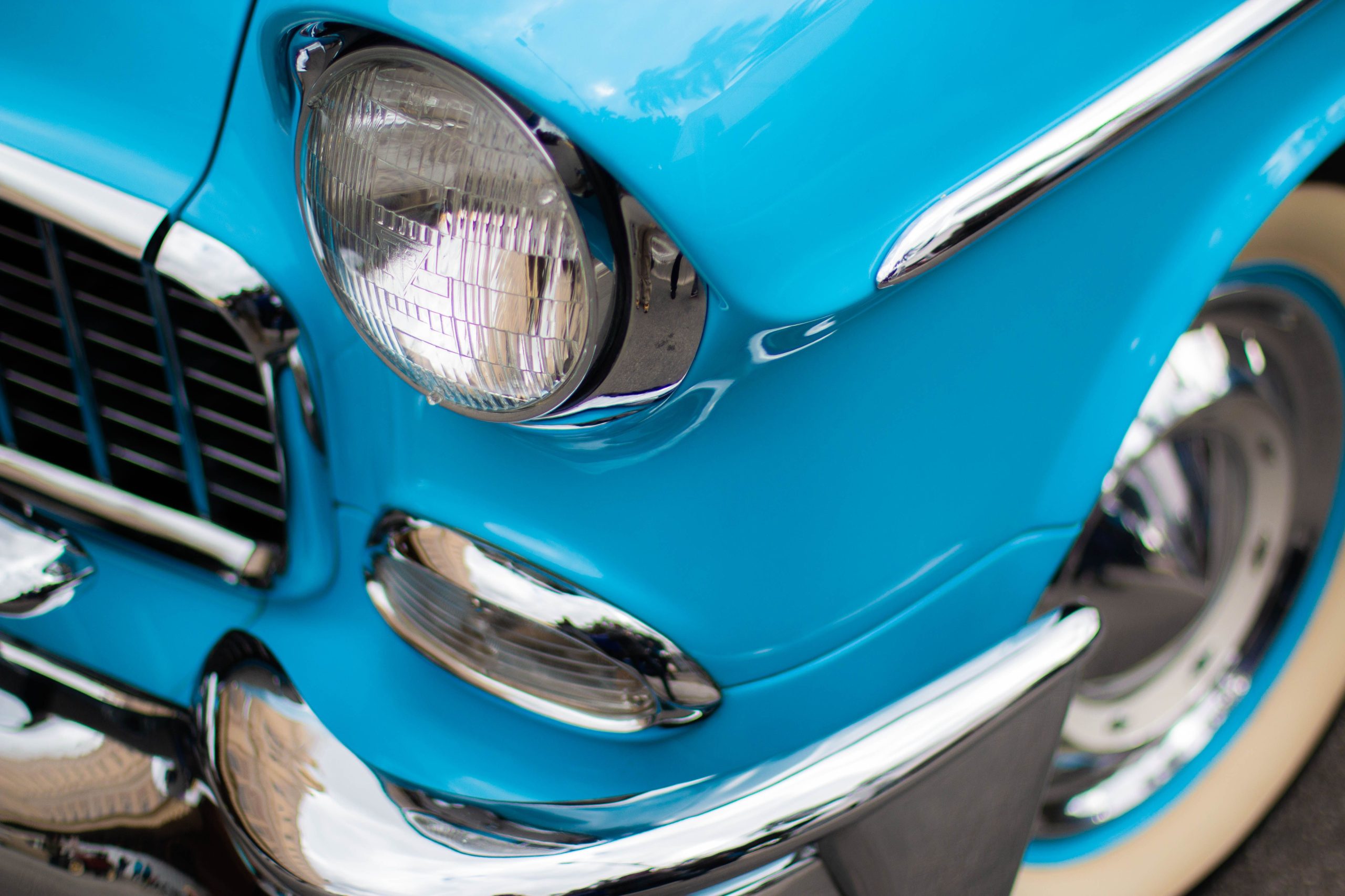 Phare chromé d'une voiture vintage bleue