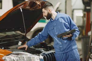 Mécanicien professionnel inspectant moteur voiture