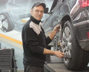 Mécanicien effectuant un alignement des roues