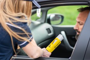 Policier effectuant un test d'alcoolemie au conducteur